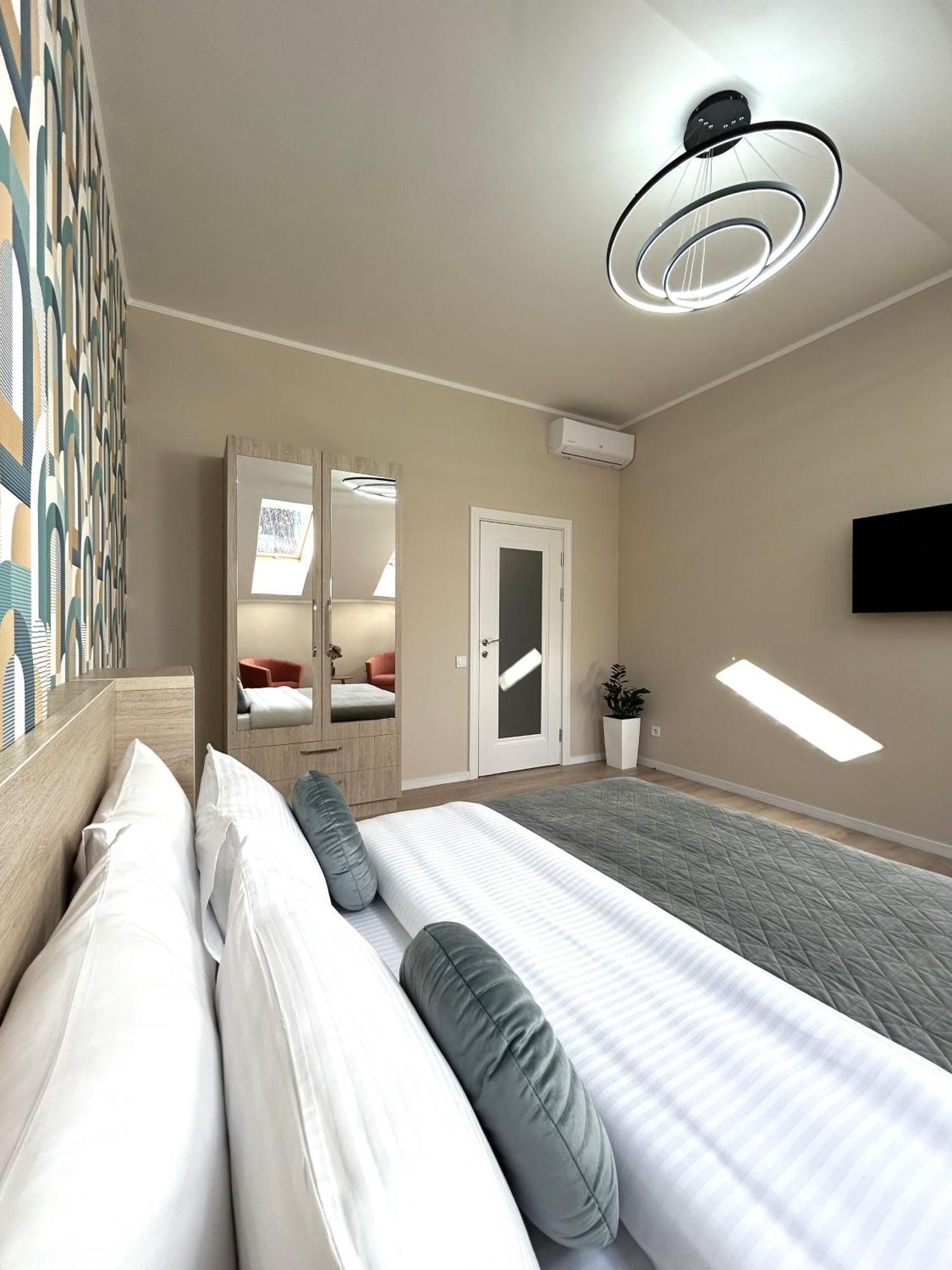 Modern Apartment In The City Center Львов Экстерьер фото
