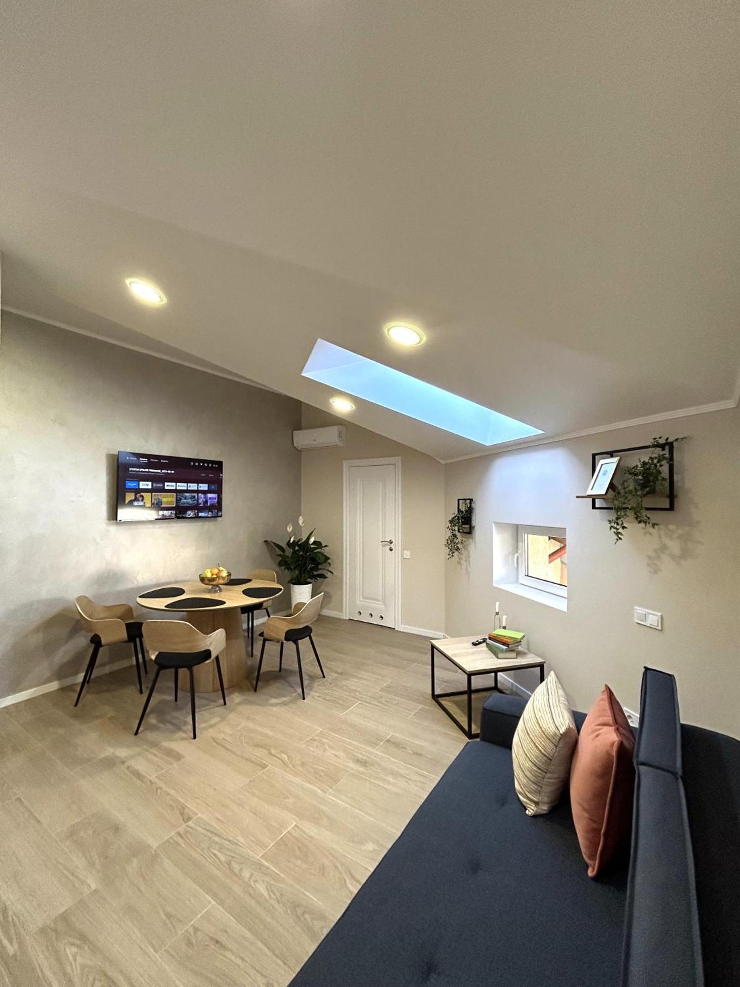 Modern Apartment In The City Center Львов Экстерьер фото
