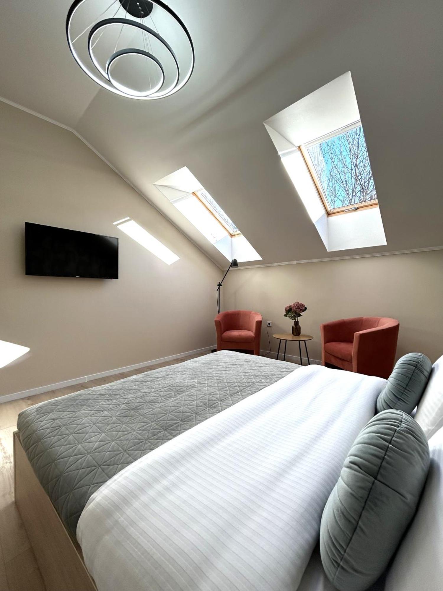 Modern Apartment In The City Center Львов Экстерьер фото