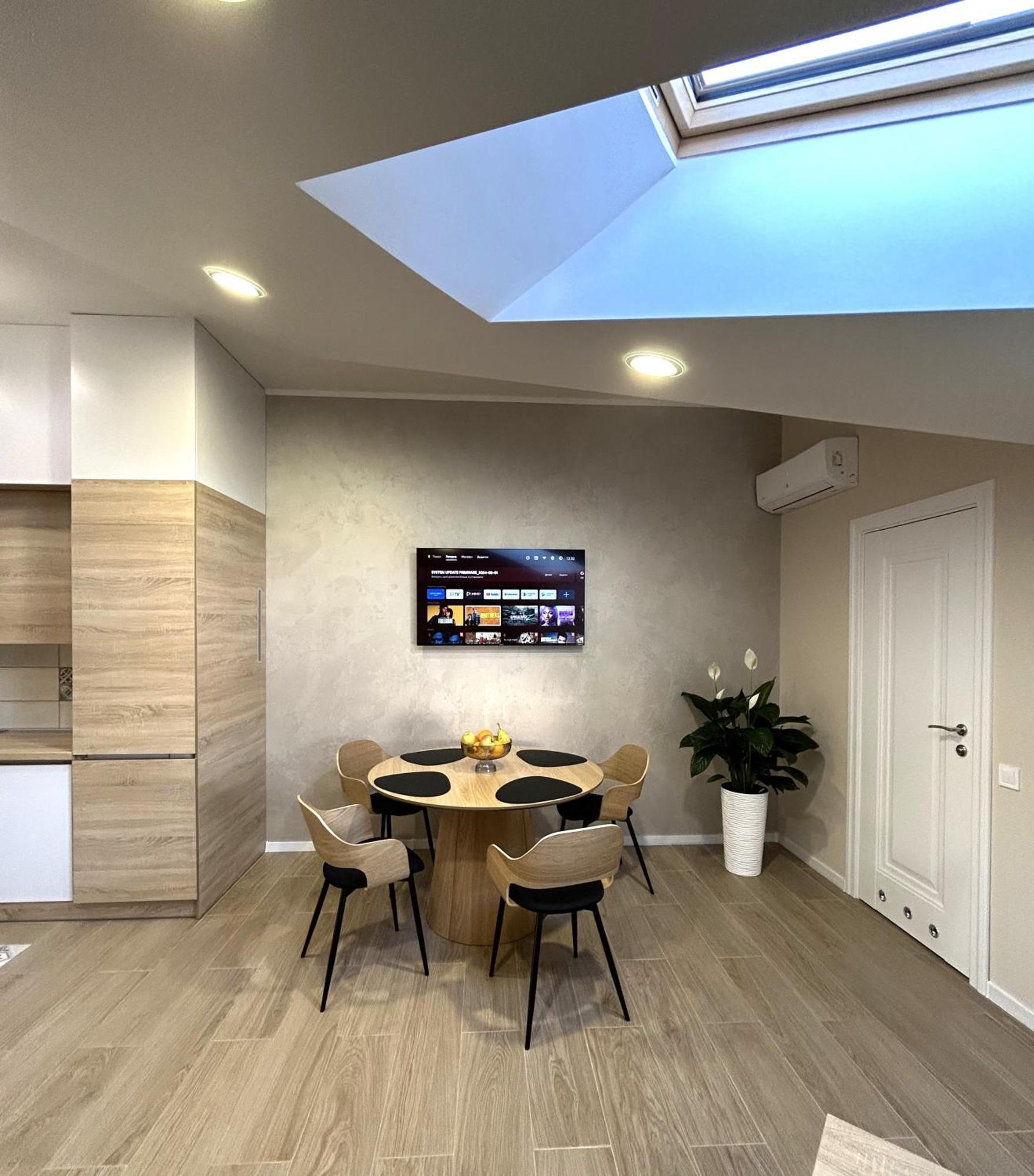 Modern Apartment In The City Center Львов Экстерьер фото